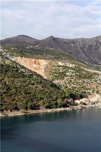 Požar na divljem odlagalištu u mjestu Pobrežje kraj Dubrovnika 