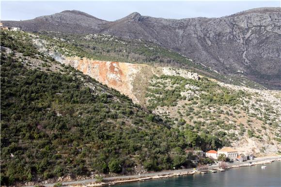 Požar na divljem odlagalištu u mjestu Pobrežje kraj Dubrovnika 