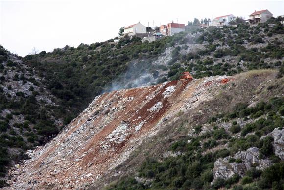 Požar na divljem odlagalištu u mjestu Pobrežje kraj Dubrovnika 