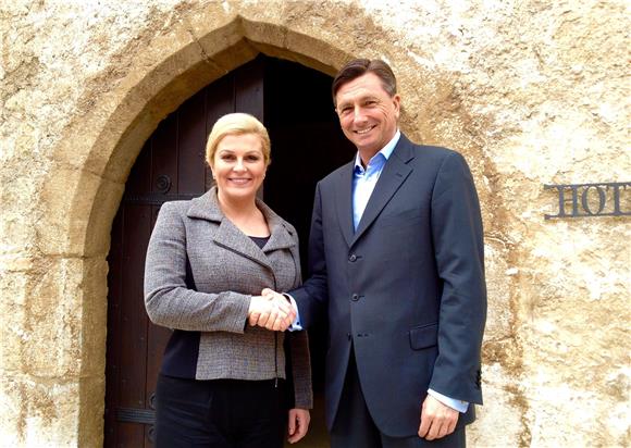 "Delo": neformalni susret Pahor-Kitarović trajao dva sata