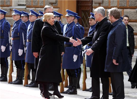 Predsjednica Grabar-Kitarović u Sarajevu dočekana uz državne počasti