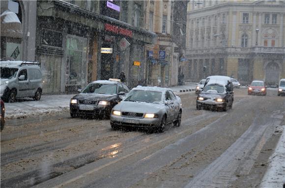 Snijeg prouzročio poteškoće u prometu u BiH 