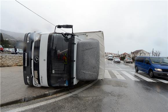 Orkanska lomi stabla, kida stupove, okreće automobile, nekoliko ozlijeđenih