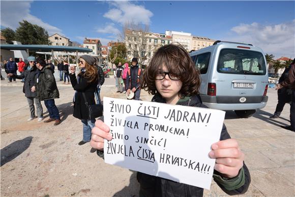 Živi zid u Splitu izveo performans s gorućom naftnom platformom