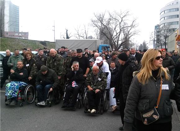 Branitelji se uputili pred stan premijera Milanovića