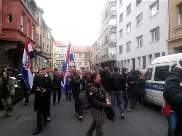 Branitelji se uputili pred stan premijera Milanovića