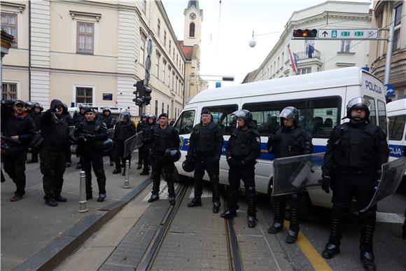 Policija zaustavila prosvjednike u Savskoj ulici