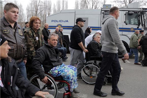 Branitelji se uputili pred stan premijera Milanovića