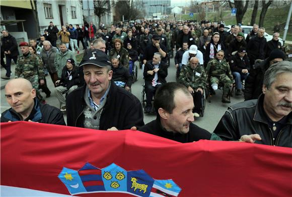 Branitelji se uputili pred stan premijera Milanovića