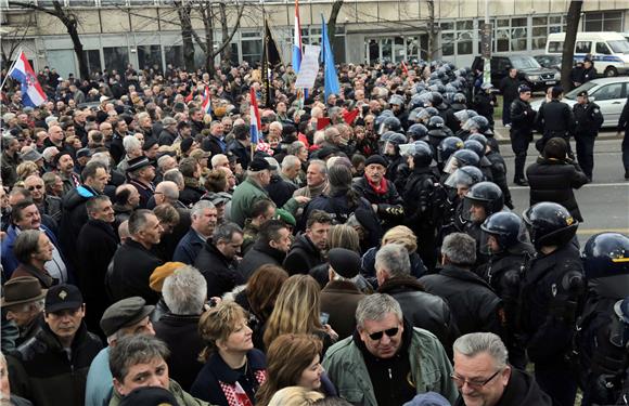 Branitelji se uputili pred stan premijera Milanovića