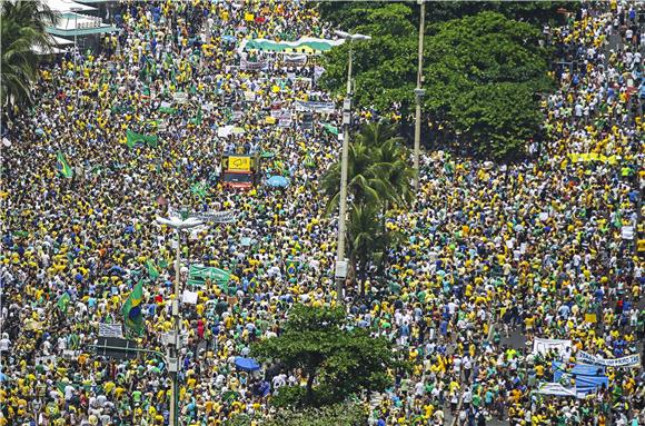 Deseci tisuća Brazilaca prosvjeduju protiv Dilme Rousseff