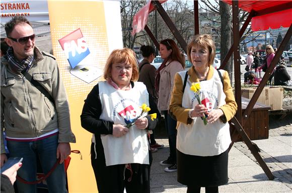 Taritaš i Pusić na Trešnjevačkoj tržnici dijelili građanima sadnice trešanja