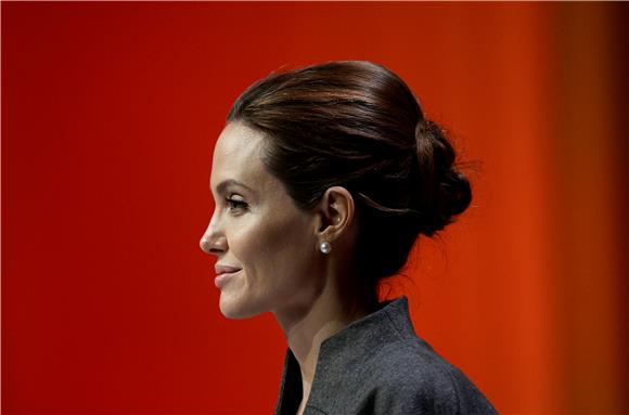 Angelina Jolie uklonila jajovode i jajnike