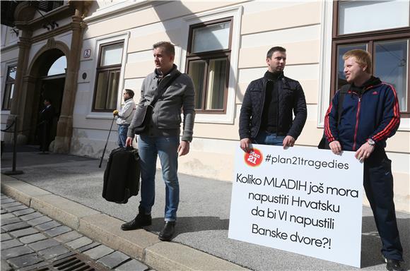 Mladež HDZ-a pred Banskim dvorima zatražila ostavku Milanovića