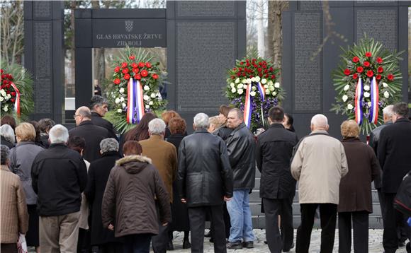 Obitelji zatočenih, nestalih i poginulih branitelja položile vijence na Mirogoju