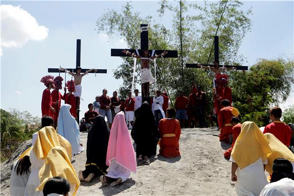 Veliki petak: Filipinci se tradicionalno raspinju na križ