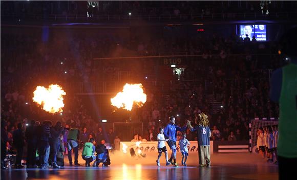 Spektakl na početku utakmice PPD Zagreb - Barcelona