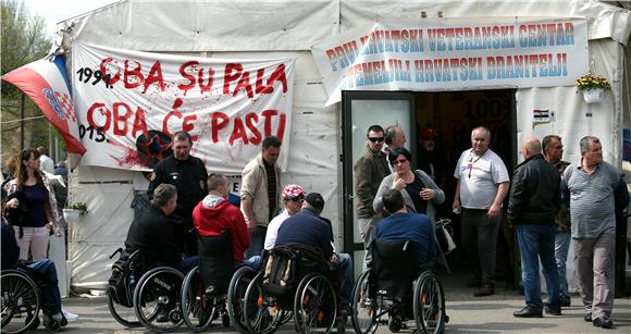 Okupljeni branitelji ispred Savske 66 u očekivanju prosvjednika s Trga bana Jelačića