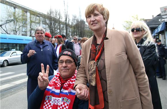 Okupljeni branitelji ispred Savske 66 u očekivanju prosvjednika s Trga bana Jelačića