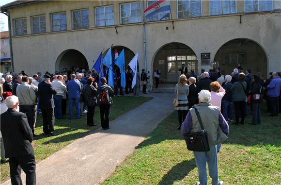 U Vojniću otkrivena spomen ploča zatočenicima srpskog koncentracijskog logora 