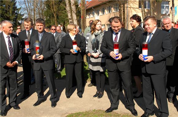 U Vojniću otkrivena spomen ploča zatočenicima srpskog koncentracijskog logora 