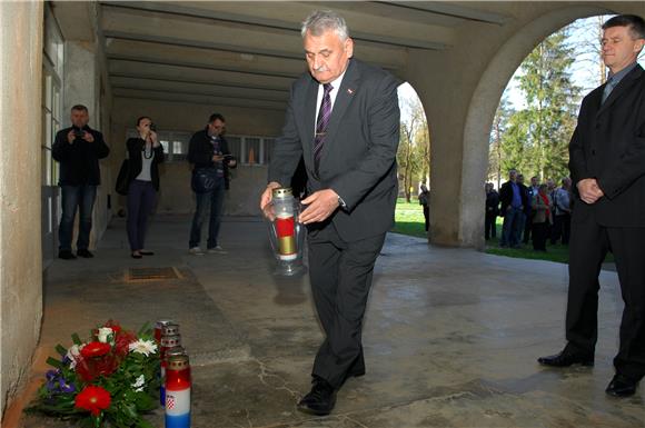 U Vojniću otkrivena spomen ploča zatočenicima srpskog koncentracijskog logora 