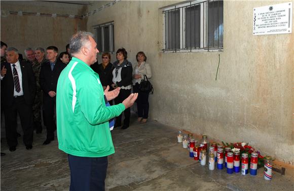 U Vojniću otkrivena spomen ploča zatočenicima srpskog koncentracijskog logora 