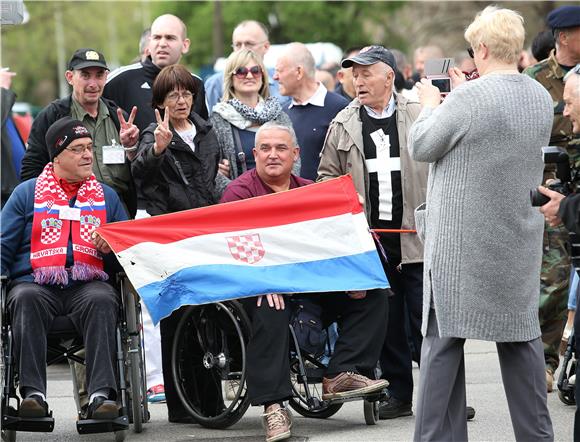 Okupljeni branitelji ispred Savske 66 u očekivanju prosvjednika s Trga bana Jelačića