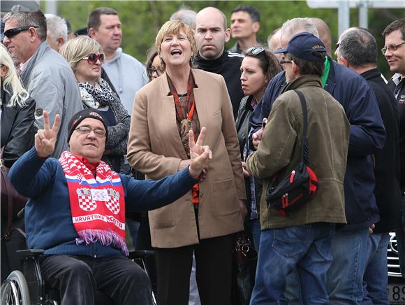 Okupljeni branitelji ispred Savske 66 u očekivanju prosvjednika s Trga bana Jelačića