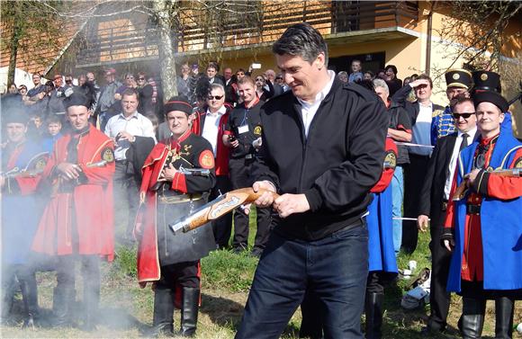 Premijer Milanović sudjelovao u manifestaciji „Kostelska uskrsna pištola“