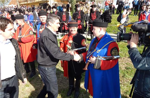 Premijer Milanović sudjelovao u manifestaciji 'Kostelska uskrsna pištola' 