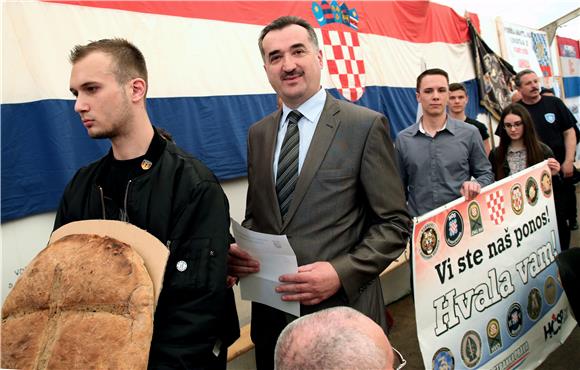 HČSP organizirala mimohod potpore hrvatskim braniteljima u Savskoj 66