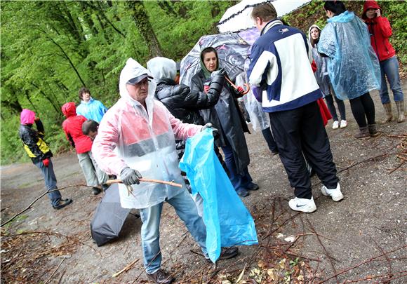 Zamjenik ministra zaštite okoliša Dokoza sa volonterima sudjelovao u akciji Zelena čistka