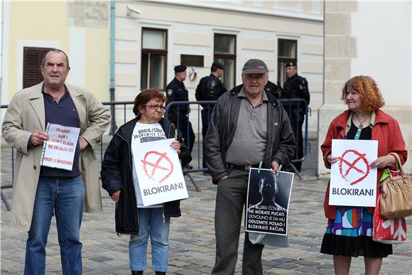 Prosvjed udruge Blokirani pred zgradom Vlade