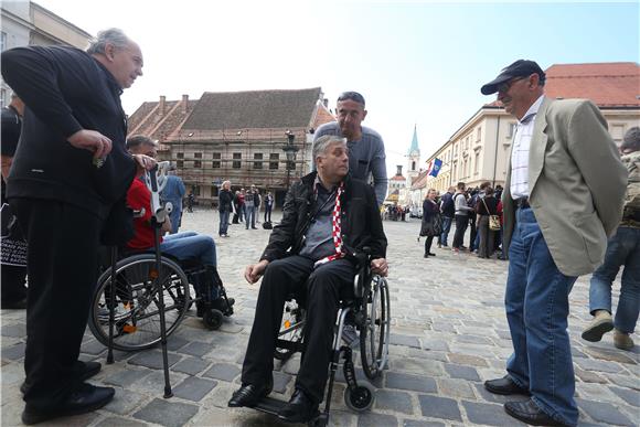 Prosvjed udruge Blokirani pred zgradom Vlade