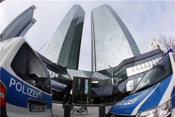 Dobit Deutsche Bank pala za 50 posto zbog kazni regulatora