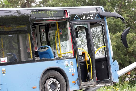 Zagreb: ZET-ov autobus udario u stup, ozlijeđeno više osoba