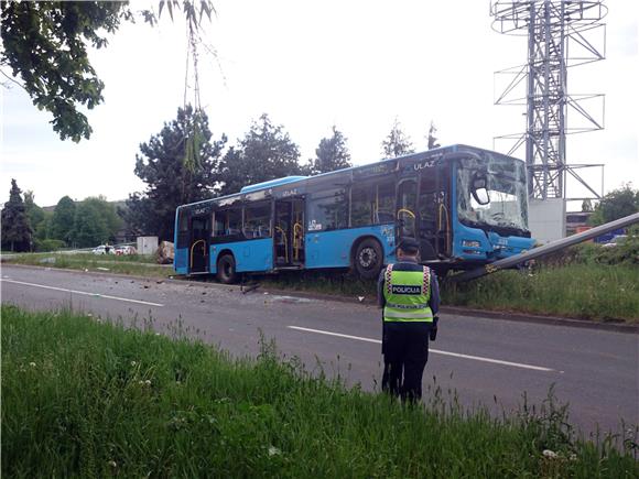 Zagreb: ZET-ov autobus udario u stup, ozlijeđeno više osoba 