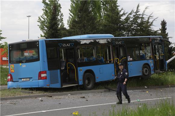 Zagreb: ZET-ov autobus udario u stup, ozlijeđeno više osoba 