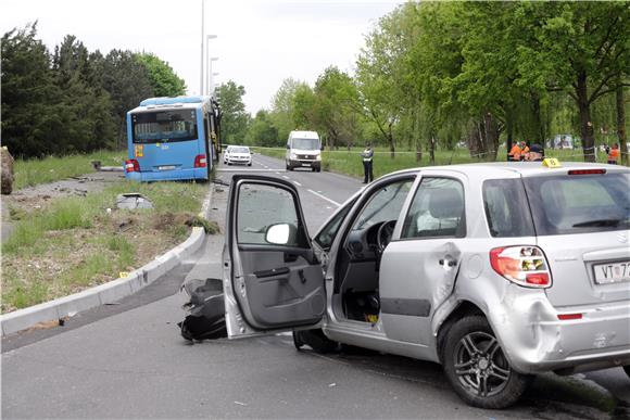 Zagreb: ZET-ov autobus udario u stup, ozlijeđeno više osoba 