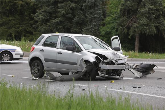 Zagreb: ZET-ov autobus udario u stup, ozlijeđeno više osoba 