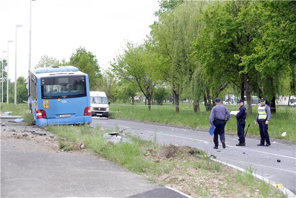 Zagreb: ZET-ov autobus udario u stup, ozlijeđeno više osoba 