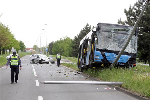 Zagreb: ZET-ov autobus udario u stup, ozlijeđeno više osoba 