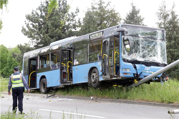 Zagreb: ZET-ov autobus udario u stup, ozlijeđeno više osoba 