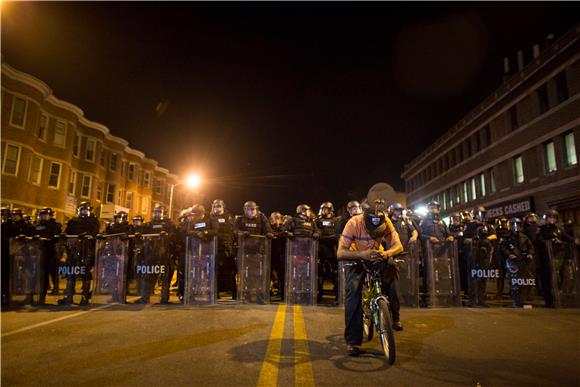 Tisuće policijaca u Baltimoreu rastjerivalo prosvjednike