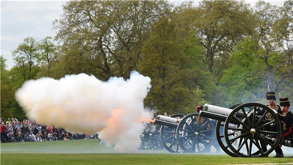 Rođenje male princeze London proslavlja sa 103 topnička pucnja