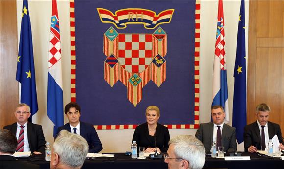 Predsjednica Grabar-Kitarović s predstavnicima županija, gradova i općina o statusu jedinica lokalne samouprave 