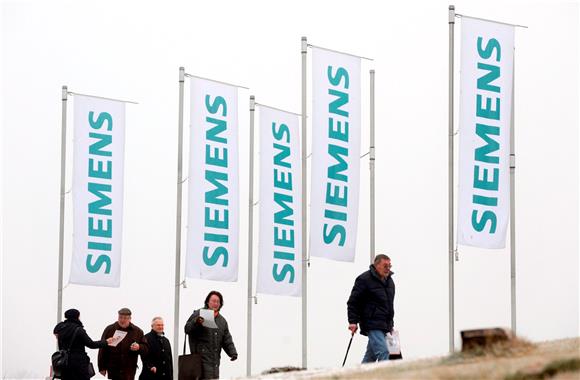 FILE GERMANY SIEMENS CUTS JOBS