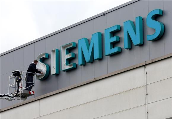 FILE GERMANY SIEMENS CUTS JOBS