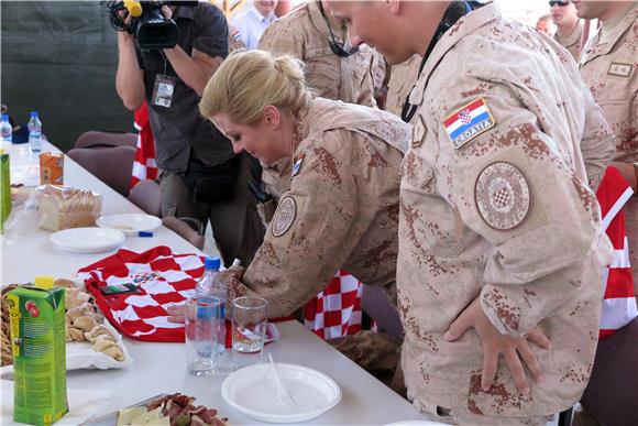 Predsjednica Grabar-Kitarović posjetila hrvatske vojnike u bazama Šahin i Marmal